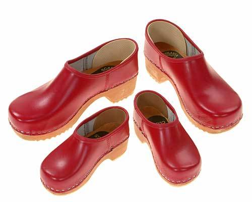 Clogs closed red
