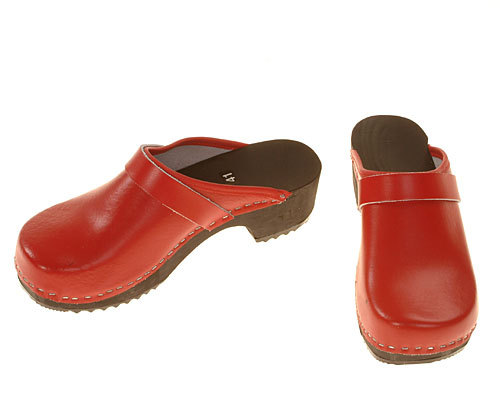 Wooden clogs red / black sole