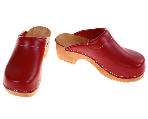 Wooden clogs red with pad